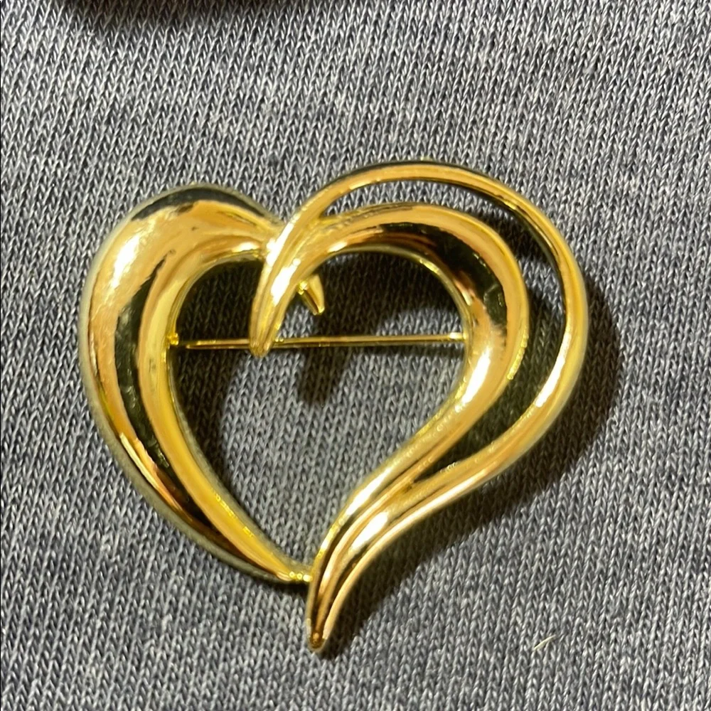 American jewelry company this striking